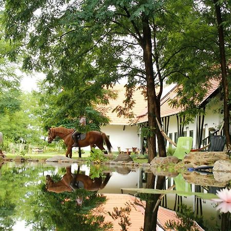 Hunor Lovastanya Hotel Kunbaracs Exterior foto