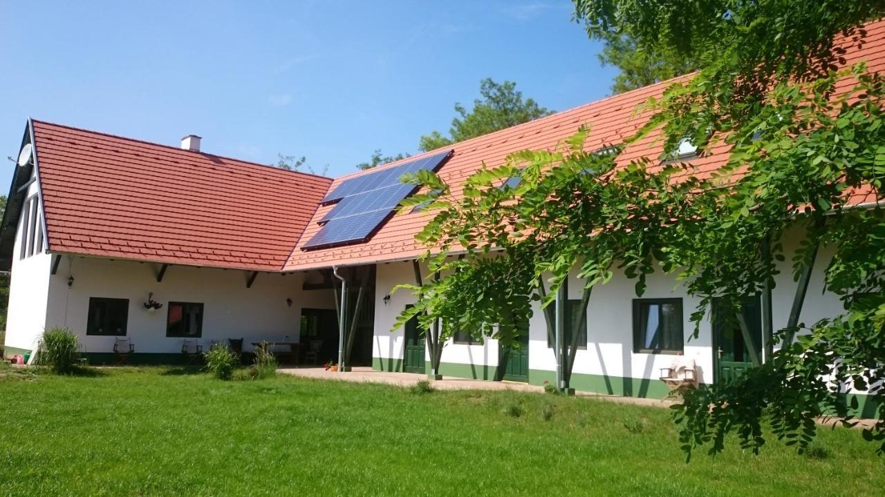 Hunor Lovastanya Hotel Kunbaracs Exterior foto