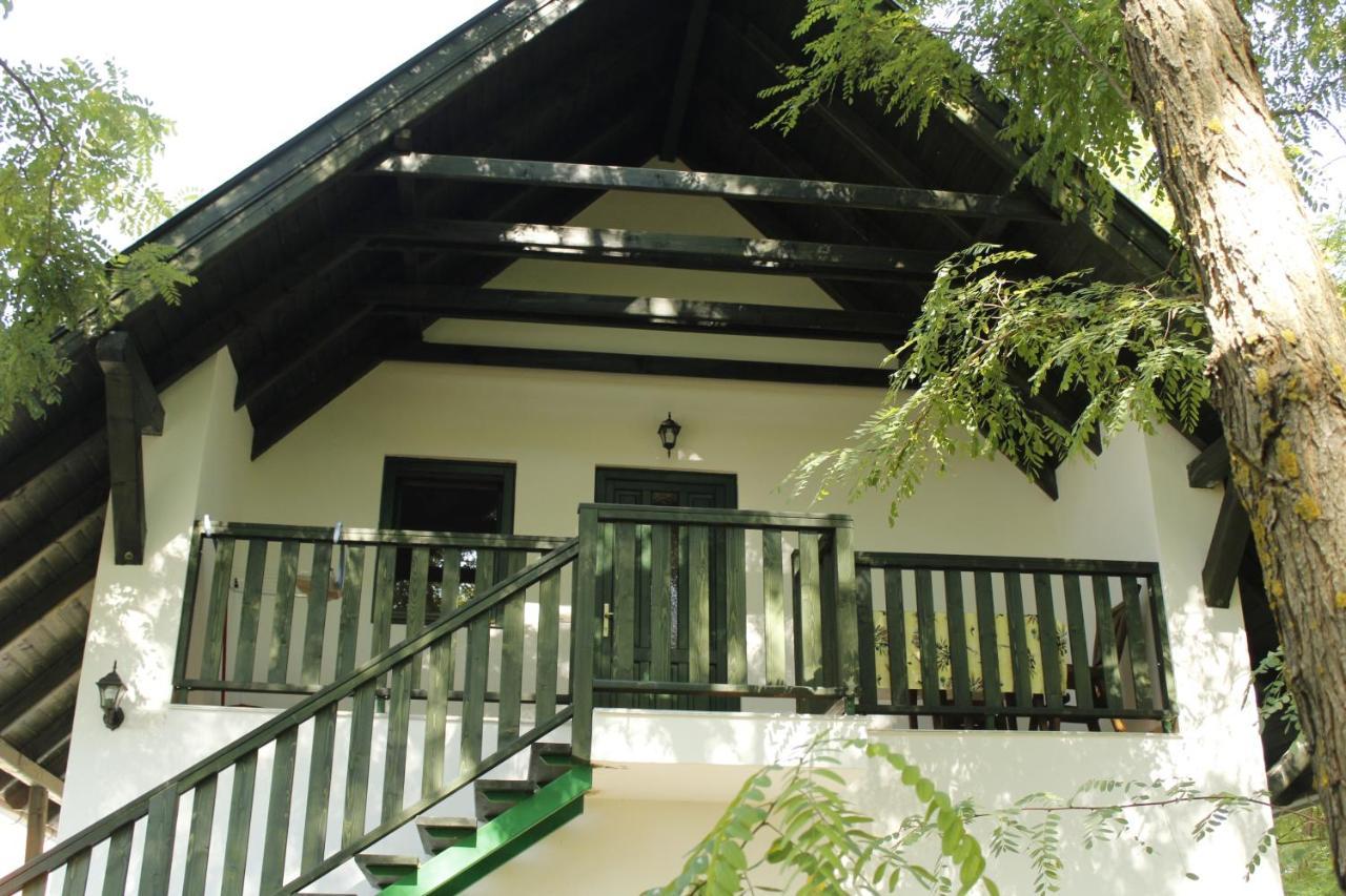 Hunor Lovastanya Hotel Kunbaracs Exterior foto
